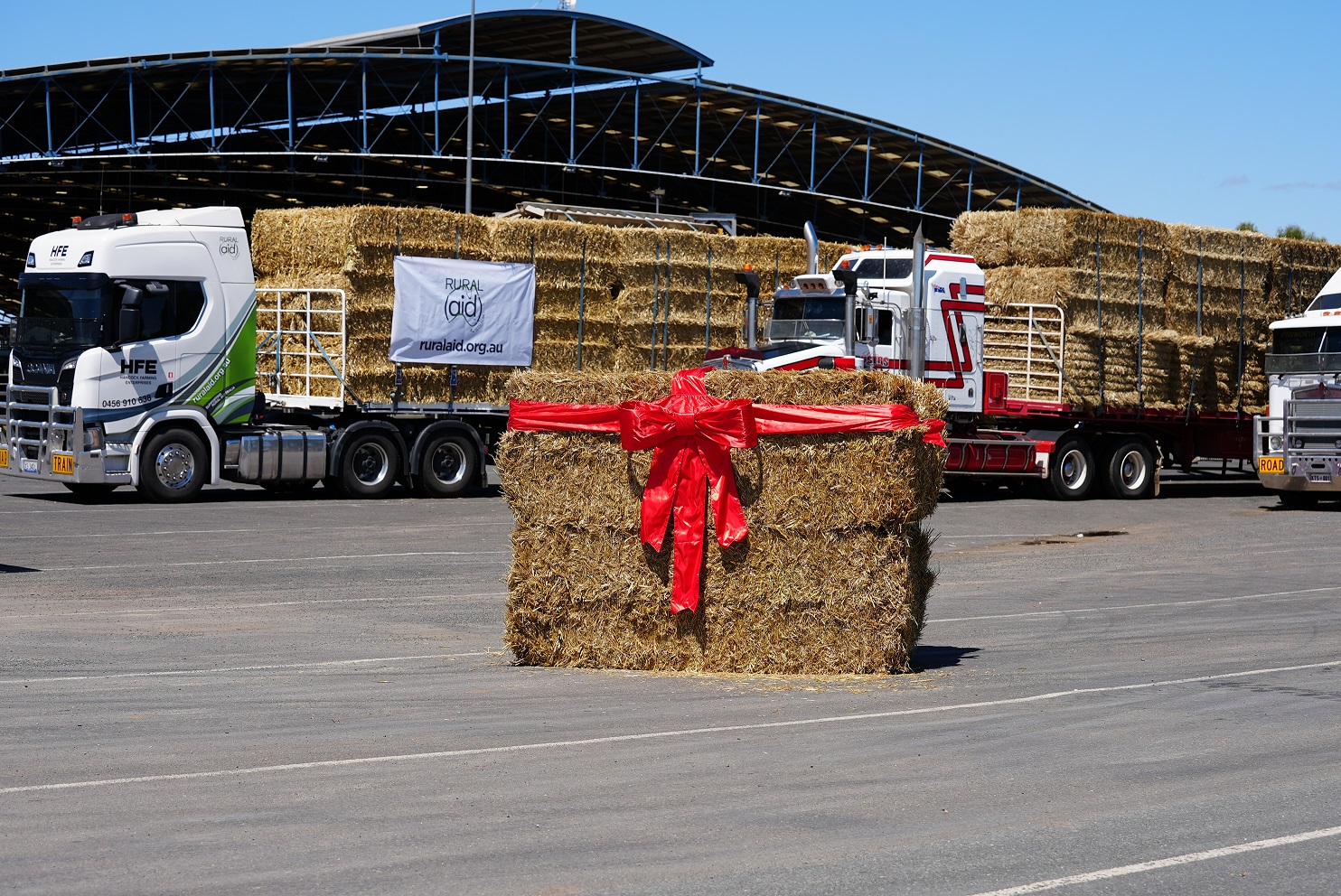 Fifty flood-affected farmers receive hay from Rural Aid