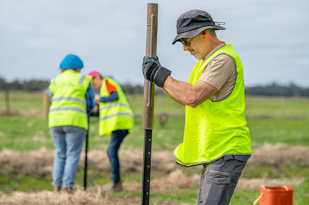 Volunteers repair flood-affected Gippsland farms